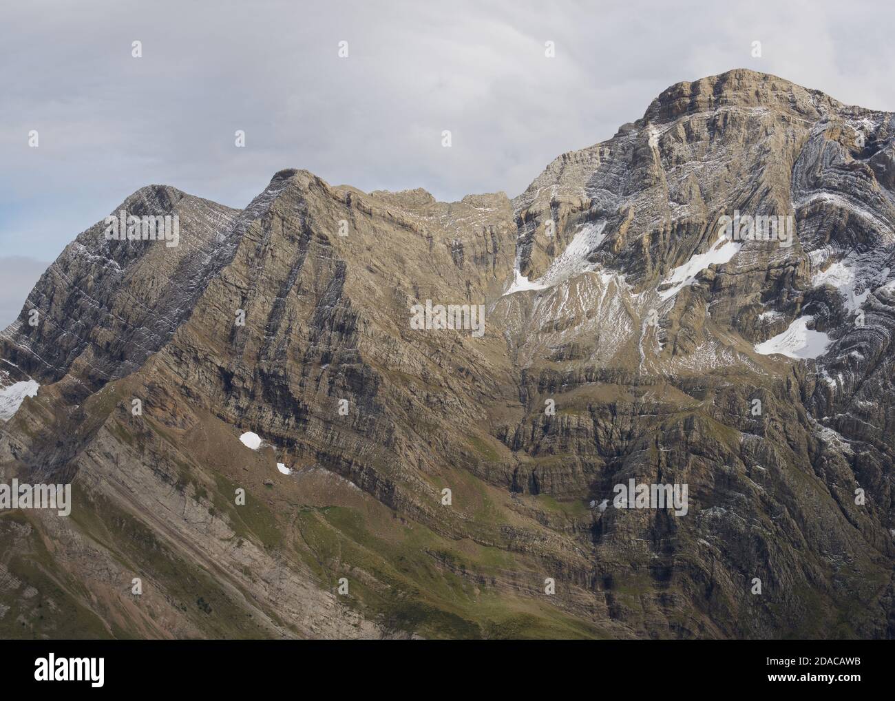 Sommernachmittag Licht trifft den Gipfel von Astazou und pic De marbore Stockfoto