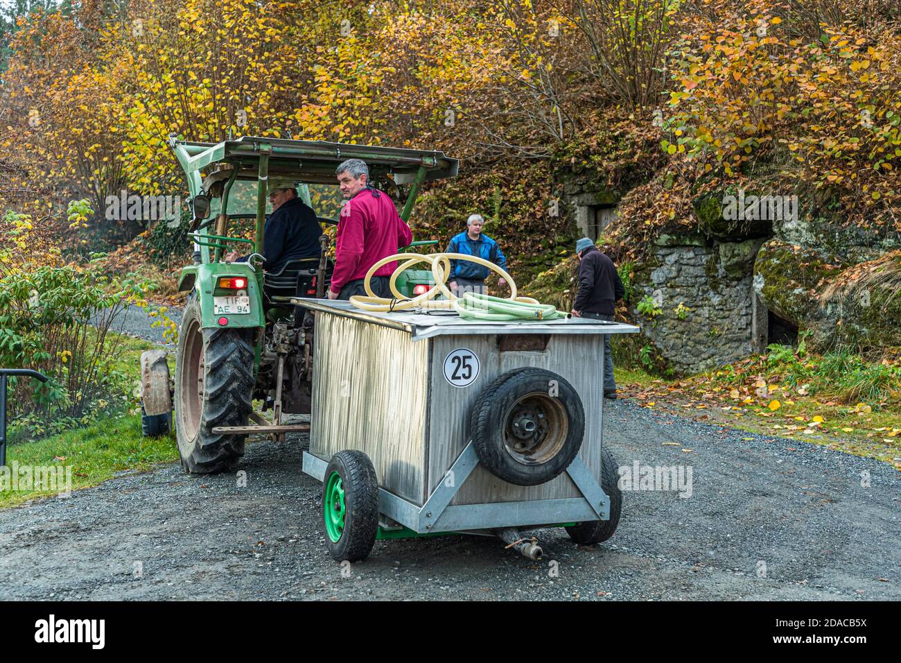 Die ursprüngliche Würze auf dem Weg in den Gärkeller. Die Eingänge zu den Zoigl-Felsenkellern sind nun in der Vegetation der Oberpfalz verborgen. Vor hundert Jahren wurden sie in der Oberpfalz in Falkenberg, Deutschland, per Hand aus dem Granit abgetrotzt Stockfoto