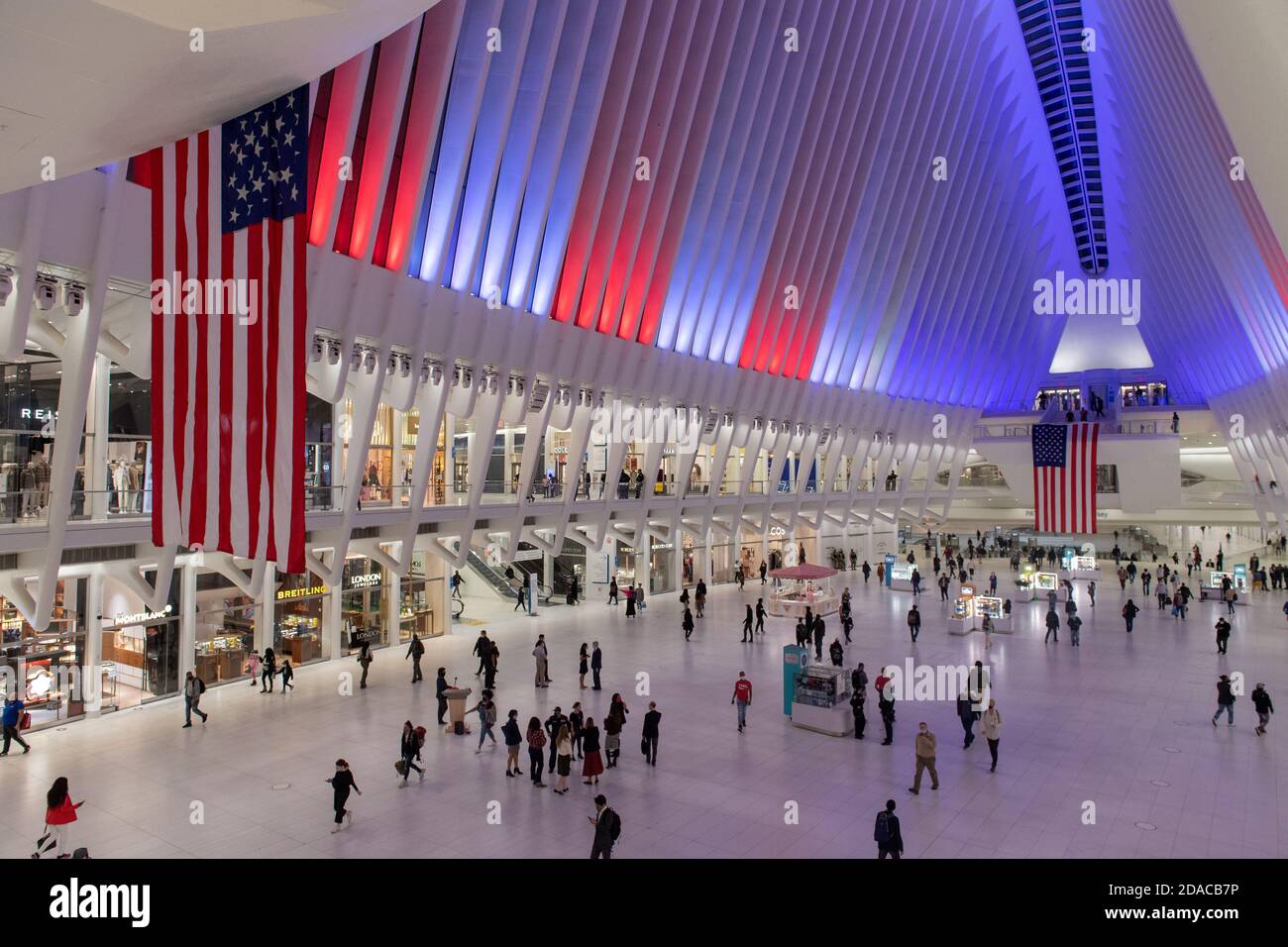 Der Oculus Transit Hub im One World Trade Center schaltet seine neuen LED-Leuchten in Rot, Weiß und Blau zu Ehren des Veterans Day am 10. November 2020 in N ein Stockfoto