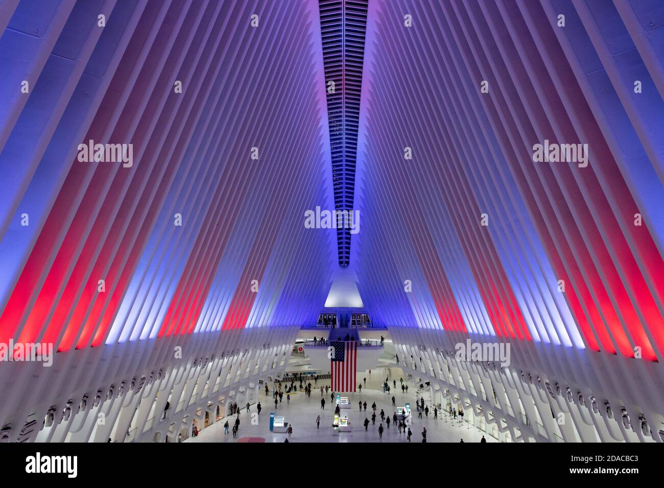 Der Oculus Transit Hub im One World Trade Center schaltet seine neuen LED-Leuchten in Rot, Weiß und Blau zu Ehren des Veterans Day am 10. November 2020 in N ein Stockfoto