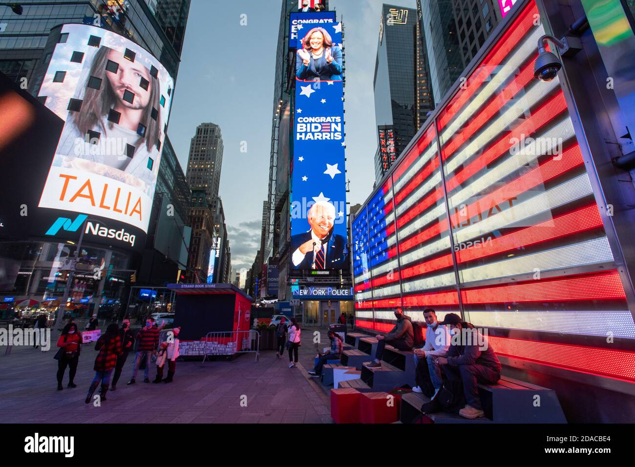 Ein Bild des gewählten US-Präsidenten Joe Biden erscheint auf einem Bildschirm am 10. November 2020 im Times Square Bereich von New York. Stockfoto
