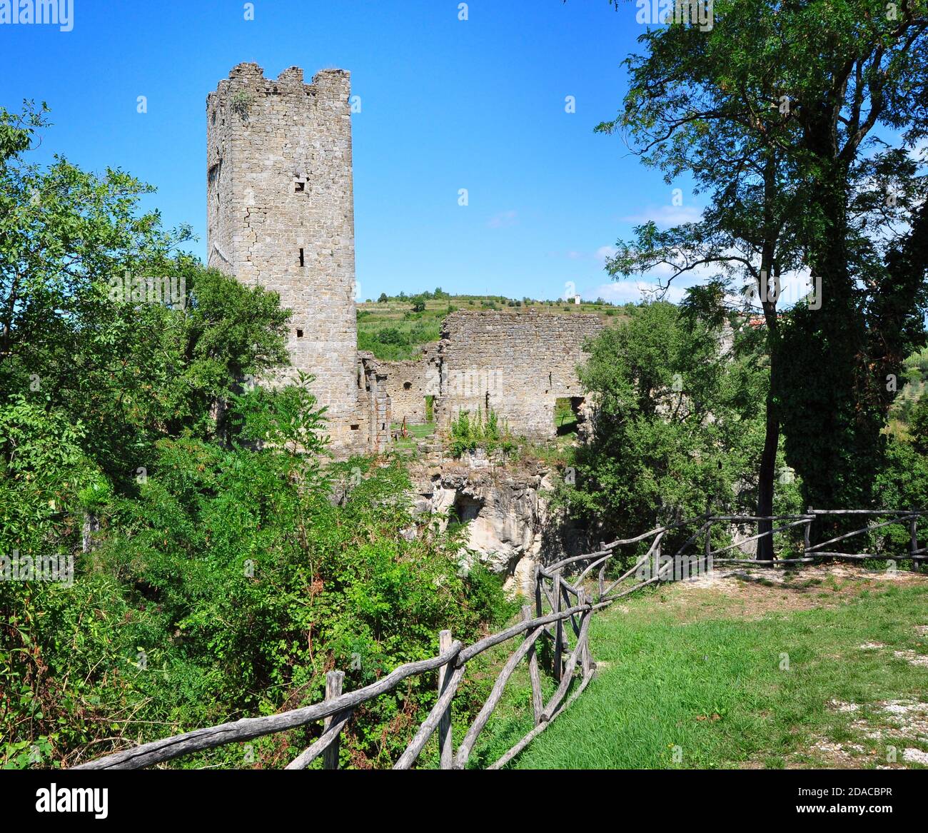 Momjan Castle auch bekannt als Rota Castle (Burg von Momiano) Alte Burgruine in Momiano Stadt, Istrien, Kroatien Stockfoto