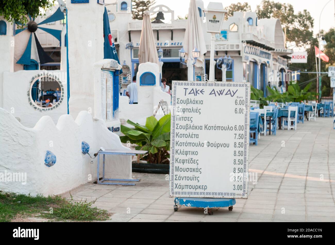 Protaras, Zypern-circa Sep, 2010: Stand des Straßencafés mit Angeboten für Lebensmittel und Produkte zum Mitnehmen. Das Protaras ist ein Touristenort in Paralimni muni Stockfoto