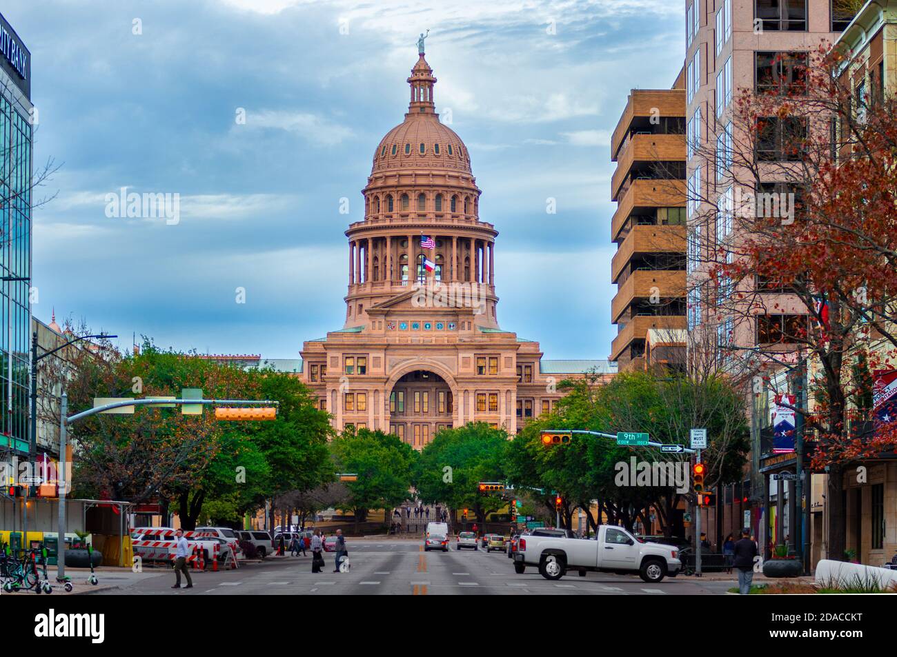 Austin, TX - 9. Januar 2019; Blick auf das Texas State Capitol unten Congress Ave Downtown bei Sonnenuntergang mit frühen Rush Hour Verkehr. Stockfoto