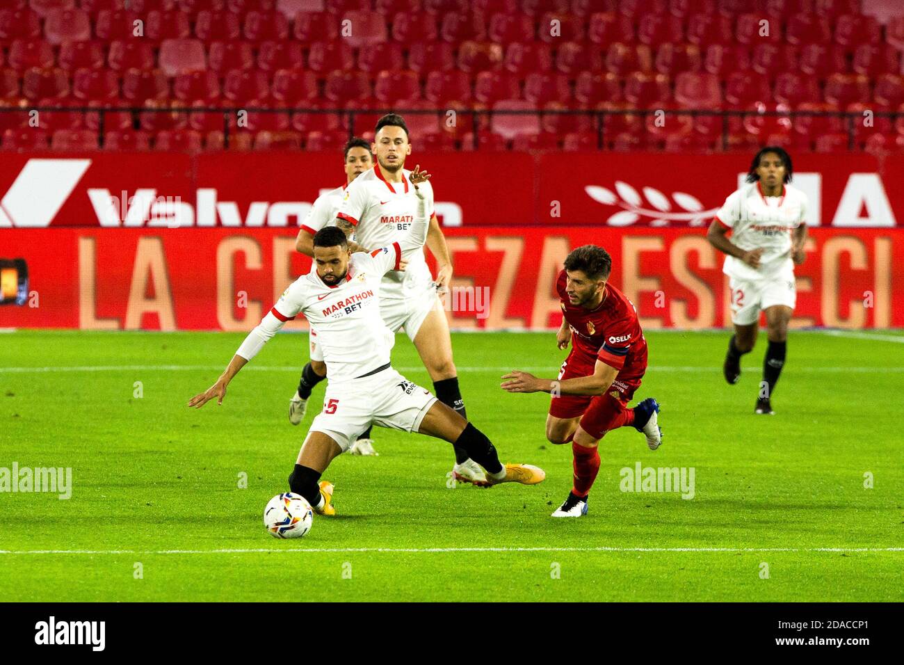 Youssef en-Nesyri von Sevilla und OiER von Osasuna während der Spanische Meisterschaft La Liga Fußballspiel zwischen Sevilla FC und CA Osasuna auf Novembe P Stockfoto