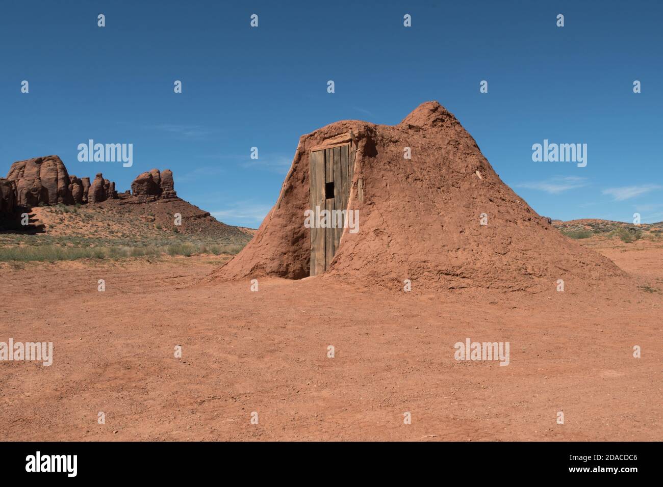 Ein Navajo Hogan und Sandsteinbutten, Monument Valley, USA Stockfoto