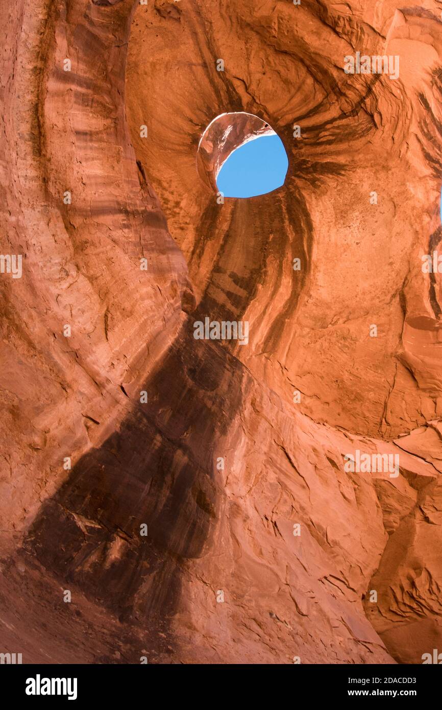 Eine Erscheinung einer Frau, die vom Regen auf dem Sandstein butte in Monument Valley, Utah, USA, befleckt wurde Stockfoto
