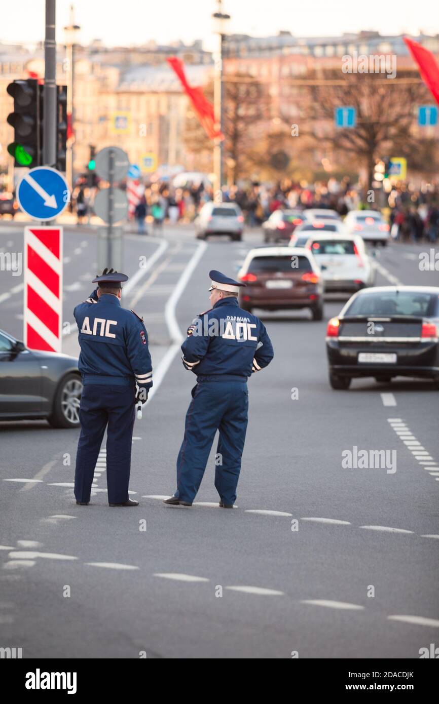 Zwei Offiziere der Verkehrskontrollpolizei sind auf Wache bei der Feier des Siegestages im Zweiten Weltkrieg Rückansicht, volle Länge. St. Petersburg, Russland Stockfoto