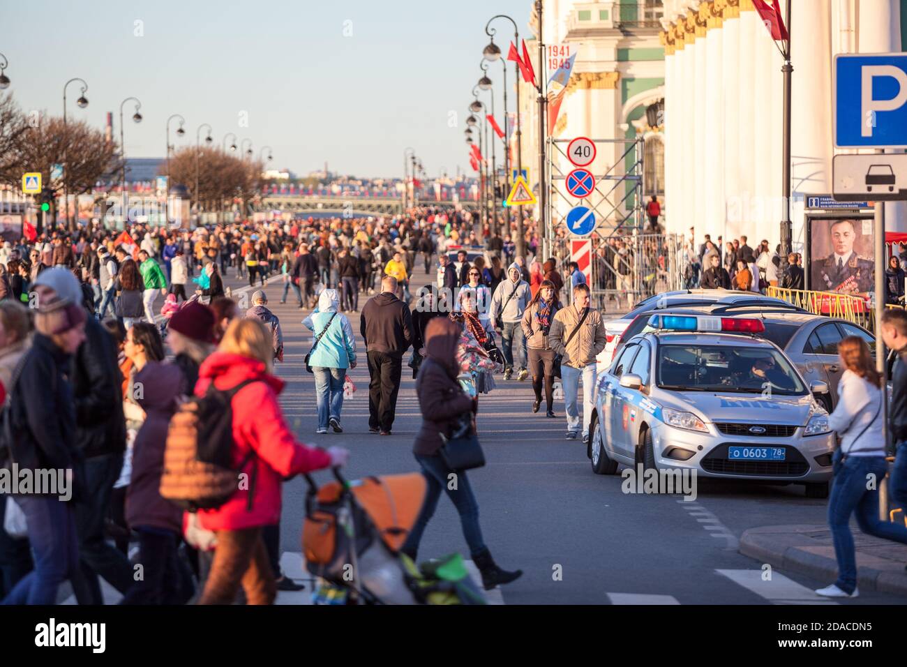 SANKT-PETERSBURG, RUSSLAND-9. MAI 2015: Der Pfeil der Wassiljewski-Insel ist mit Menschen während der Feier des Siegestages gefüllt. Das Jubiläum 70 o Stockfoto