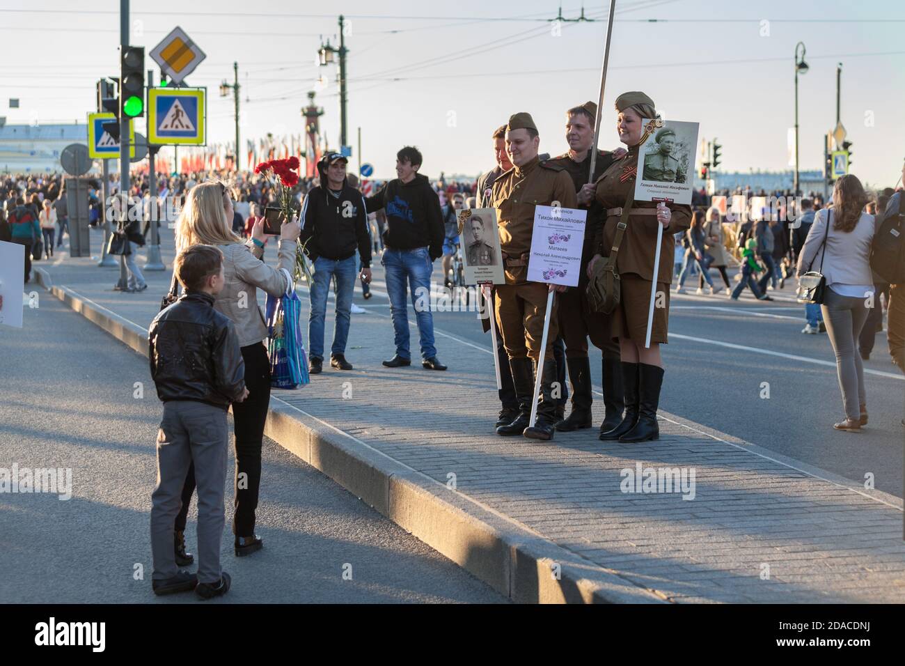 SANKT-PETERSBURG, RUSSLAND-9. MAI 2015: Familie macht Bild von Menschen gekleidet sowjetischen Uniform im Zentrum der Stadt. Feier des 70. Jahrestages der Stockfoto