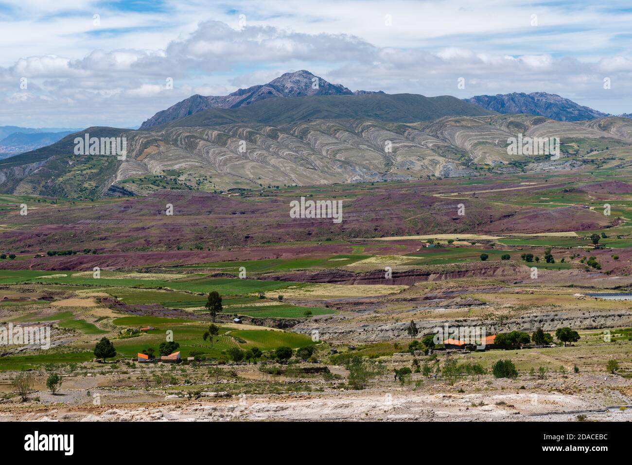 Die Maragua Synkline in der landwirtschaftlichen Landschaft in der Region Maragua, Departemento Sucre, Cordillera Central, Anden, Bolivien, Lateinamerika Stockfoto
