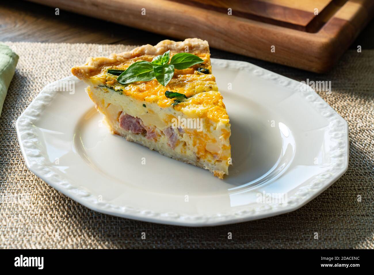 Frische Scheibe Quiche lorraine auf einem weißen Teller Stockfoto