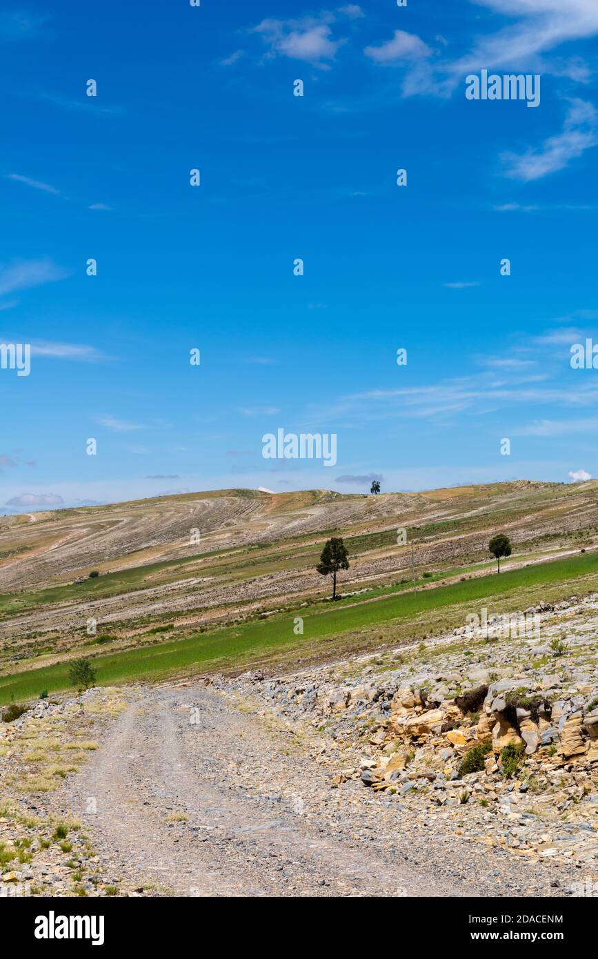 Die Maragua Synkline in der landwirtschaftlichen Landschaft in der Region Maragua, Departemento Sucre, Cordillera Central, Anden, Bolivien, Lateinamerika Stockfoto