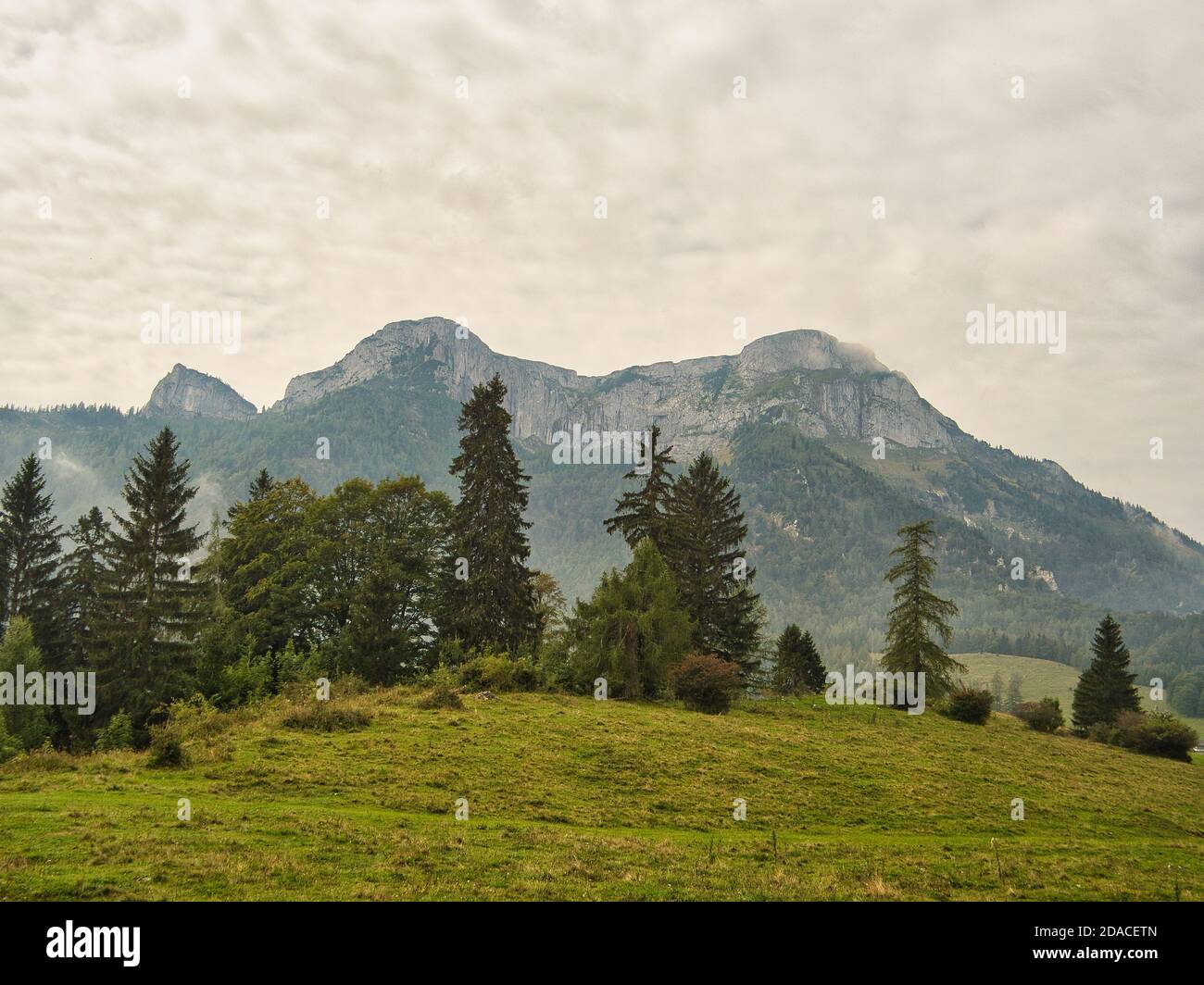 Nebliger Herbstmorgen im Salzkammergut Stockfoto