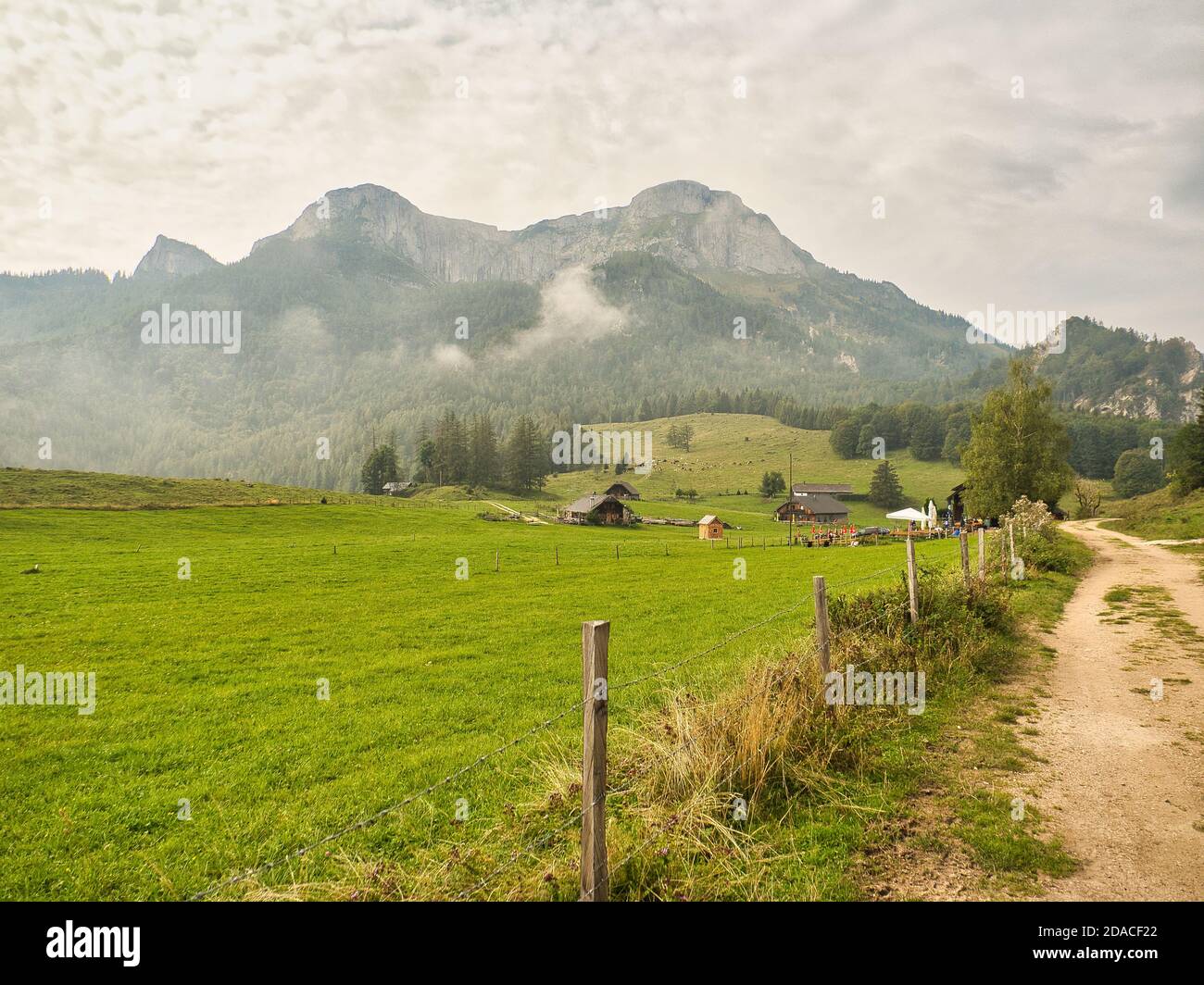 Nebliger Herbstmorgen im Salzkammergut Stockfoto