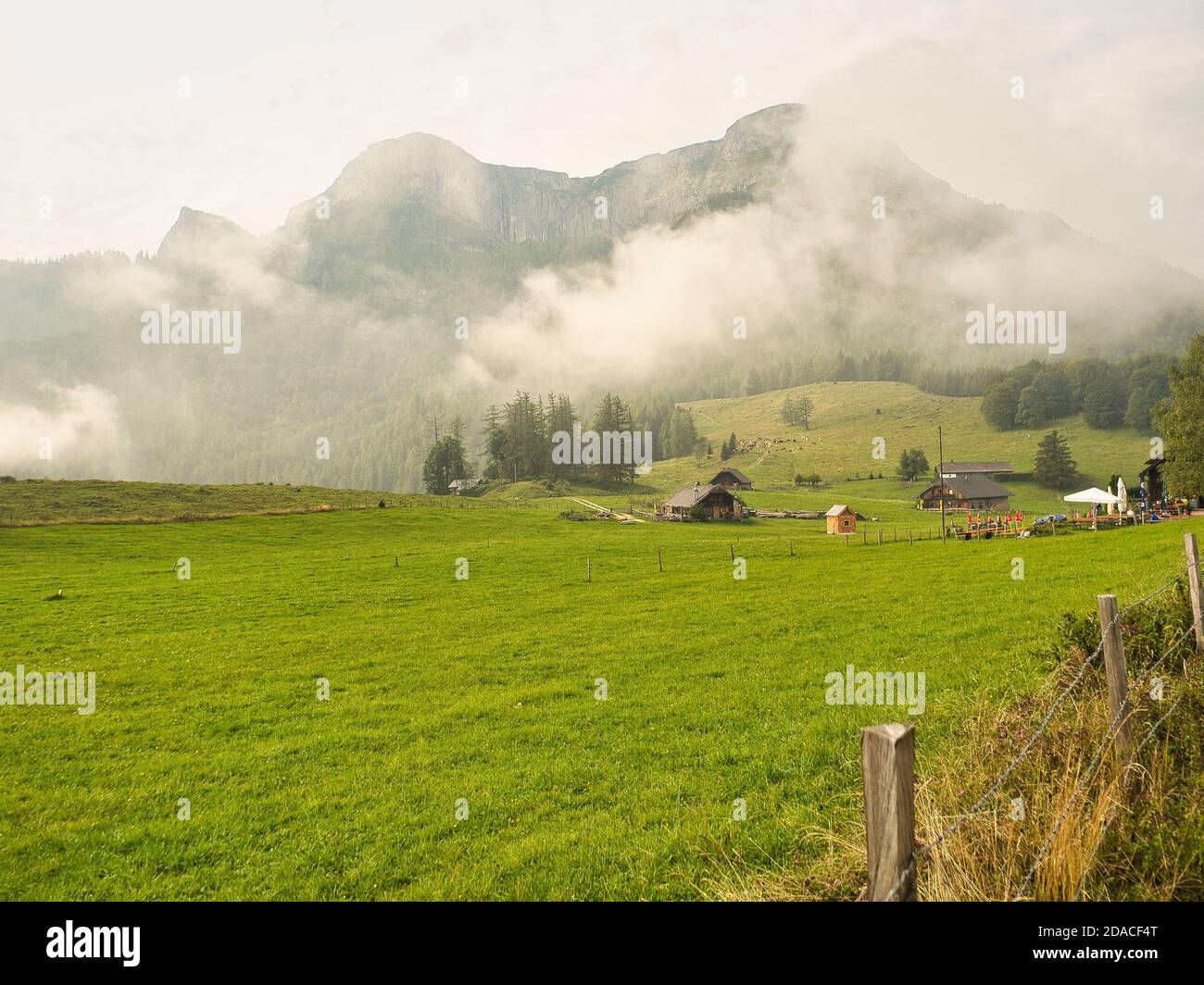 Nebliger Herbstmorgen im Salzkammergut Stockfoto