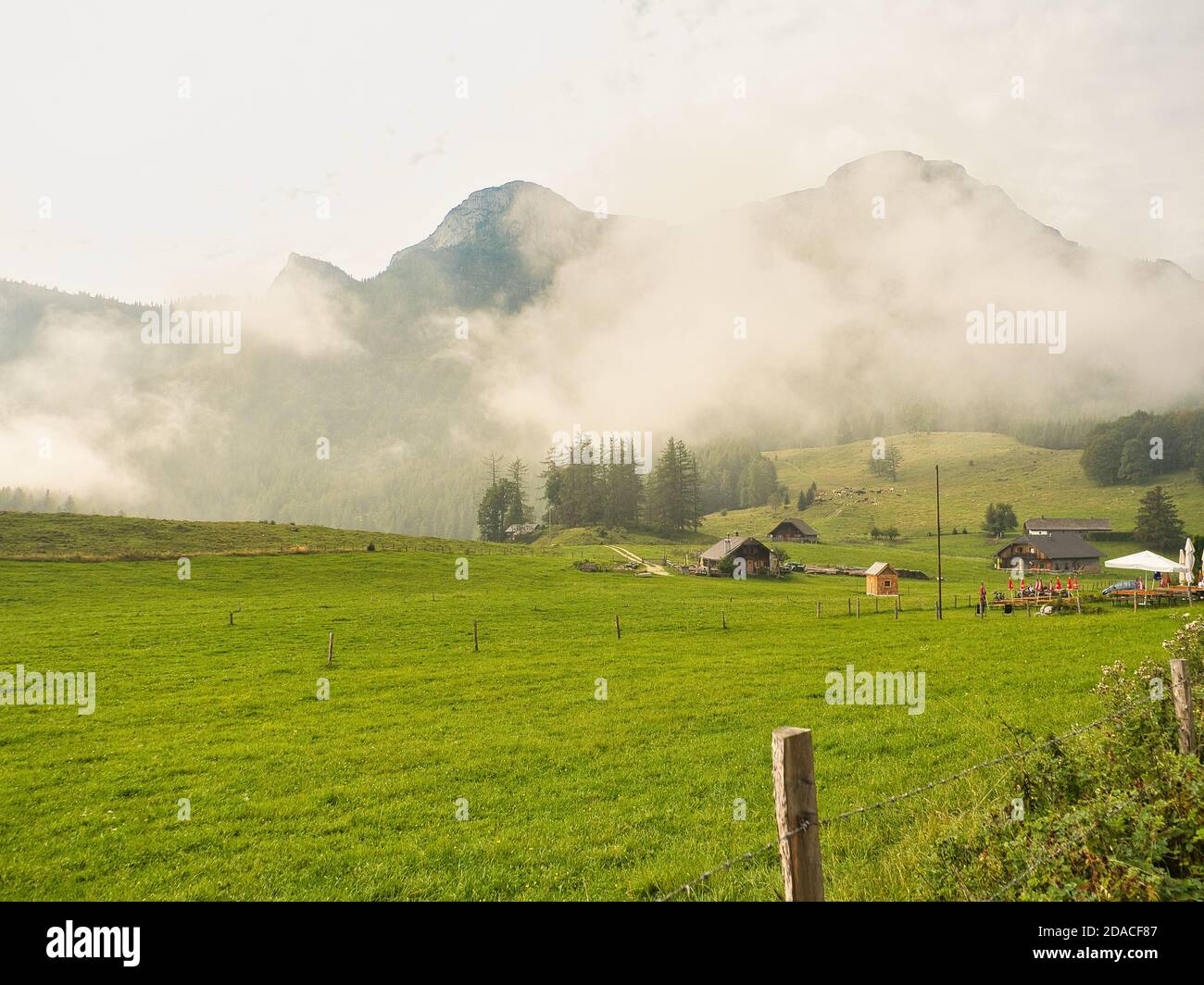 Nebliger Herbstmorgen im Salzkammergut Stockfoto