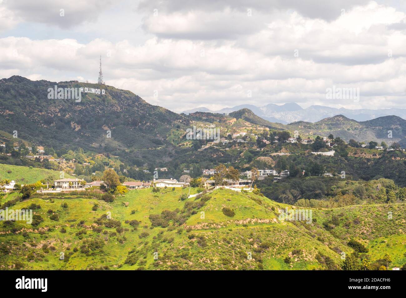 Wunderschöne malerische Aussicht auf Los Angeles Hollywood Hills und Sunset Blvd, vor Sonnenuntergang Stockfoto
