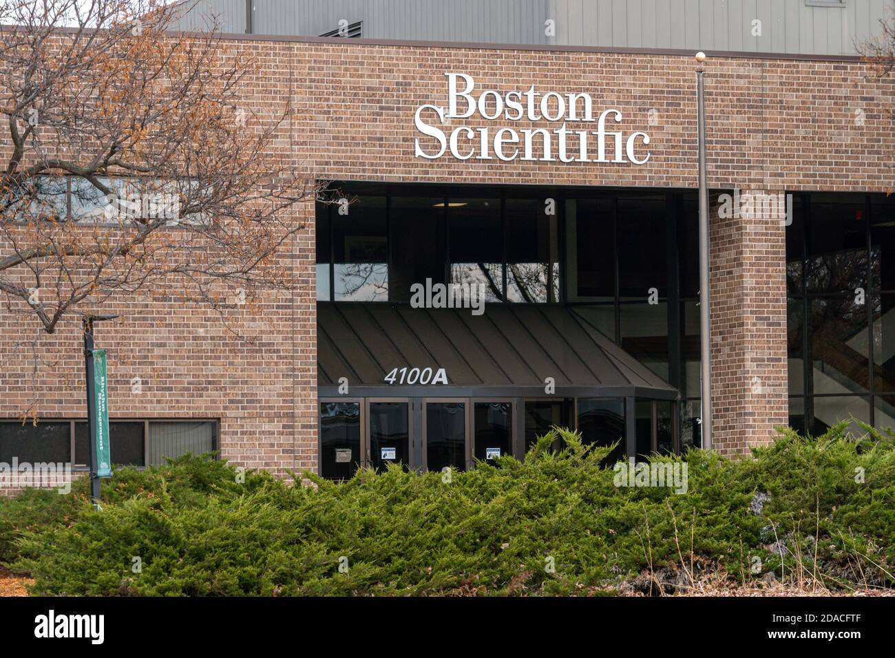 ARDEN HILLS, MN/USA - 31. OKTOBER 2020: Außenansicht der Unternehmensbüros von Boston Scientific. Stockfoto