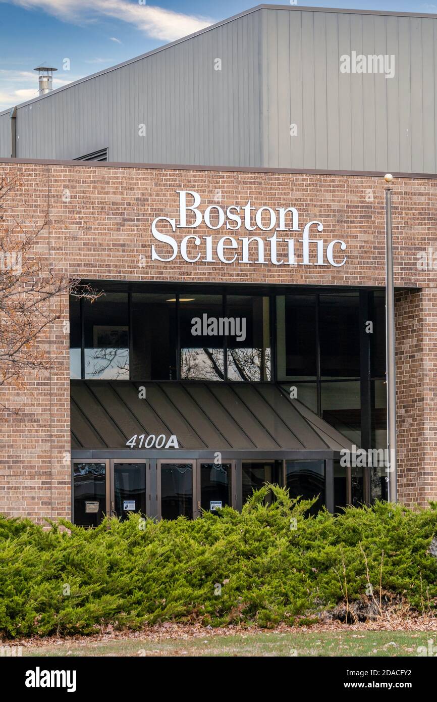 ARDEN HILLS, MN/USA - 31. OKTOBER 2020: Außenansicht der Unternehmensbüros von Boston Scientific. Stockfoto