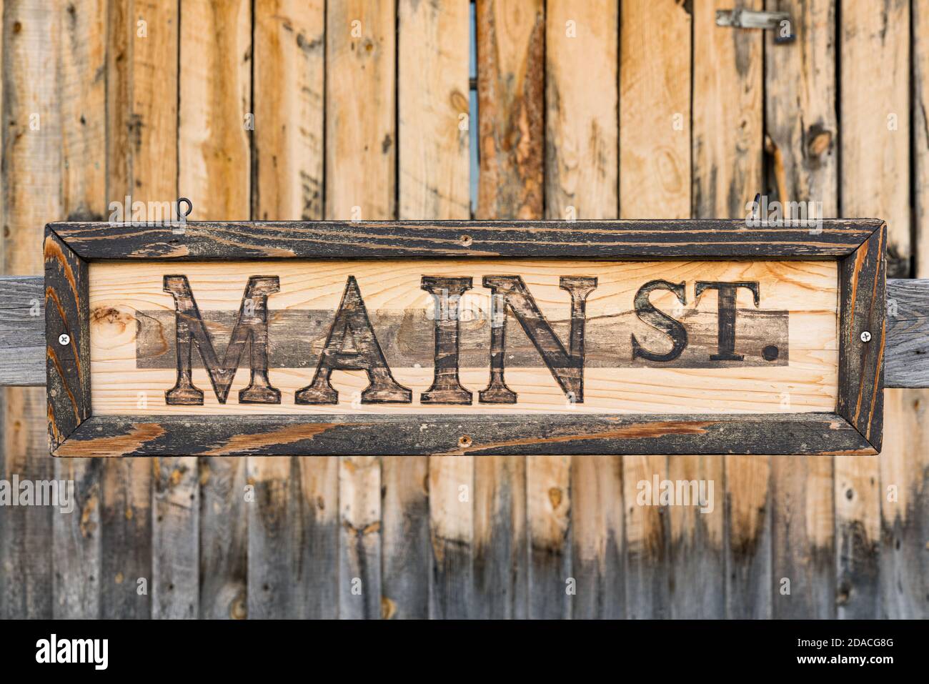 Alte verwitterte vertikale Kiefernholzplanke Hintergrund mit Main Street Zeichen Stockfoto