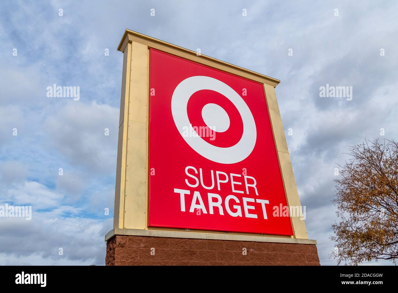 MINNEAPOLIS, MN/USA - 31. OKTOBER 2020: Außenansicht eines Super-Target-Ladenzeichens. Target Corporation ist ein amerikanisches Einzelhandelsunternehmen. Stockfoto