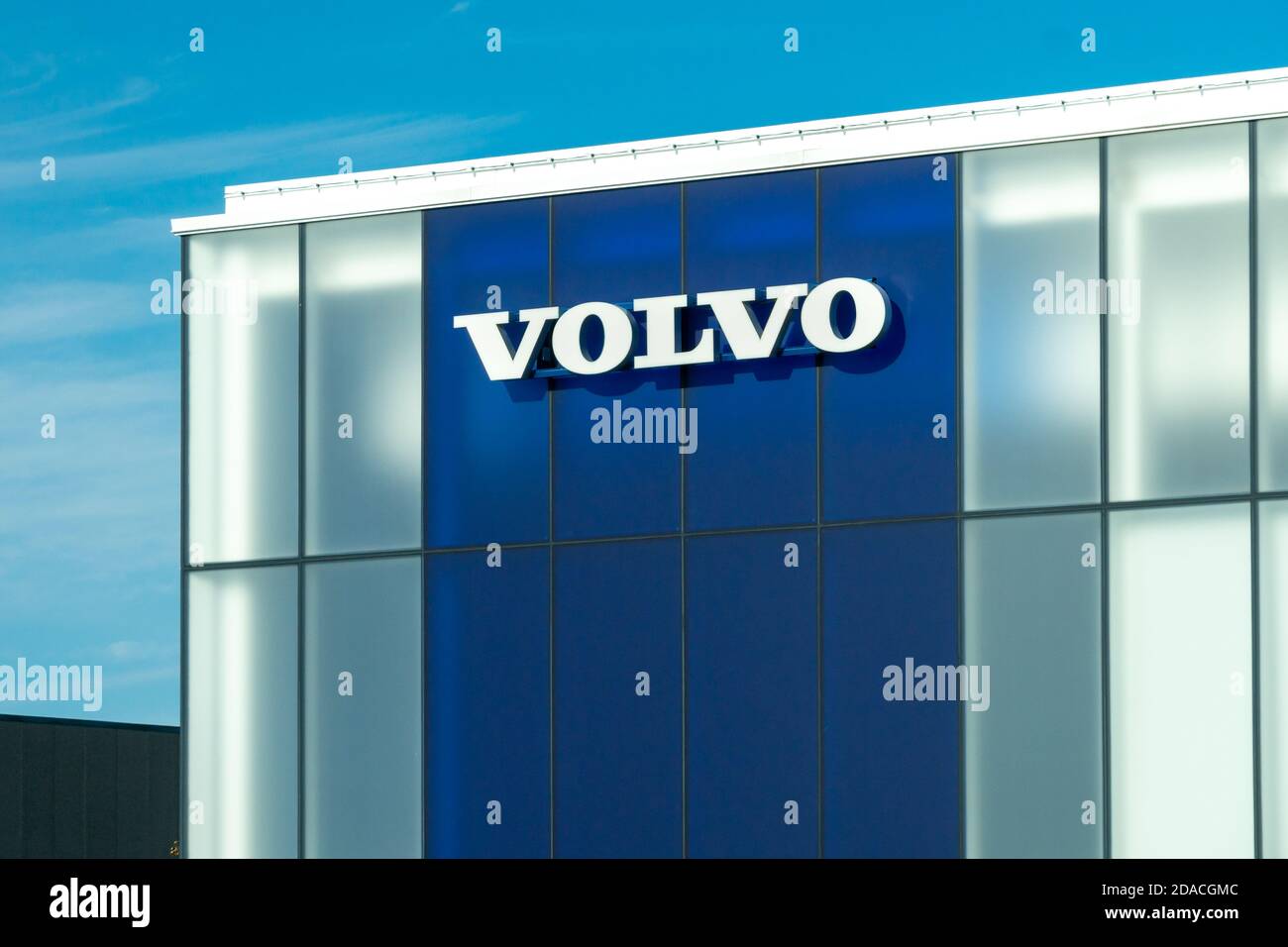 MINNEAPOLIS, MN/USA - 2. NOVEMBER 2020: Volvo Autohaus Zeichen und Logo. Volvo ist ein schwedischer Automobilhersteller. Stockfoto