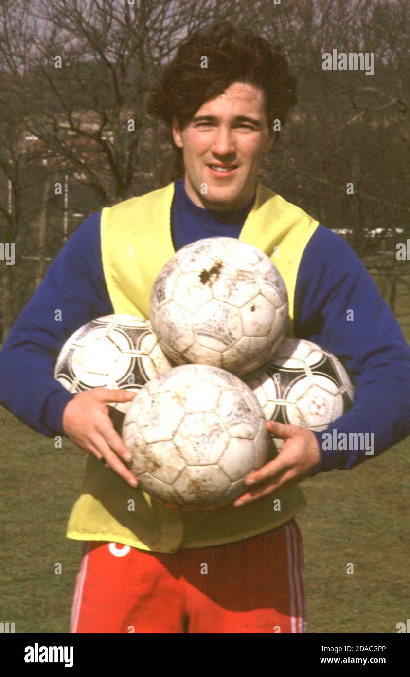 BRIGHTONS WELSH INTERNATIONALEN DEAN SAUNDERS HOFFNUNG AUF EINEN HASSFUL ZIELE.1985 Stockfoto