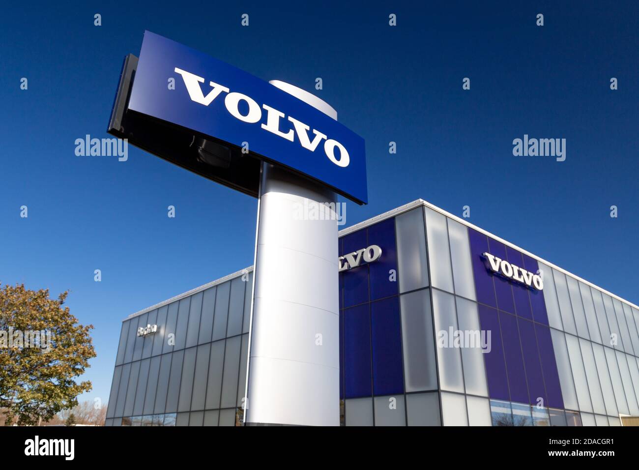 MINNEAPOLIS, MN/USA - 2. NOVEMBER 2020: Volvo Autohaus Zeichen und Logo. Volvo ist ein schwedischer Automobilhersteller. Stockfoto