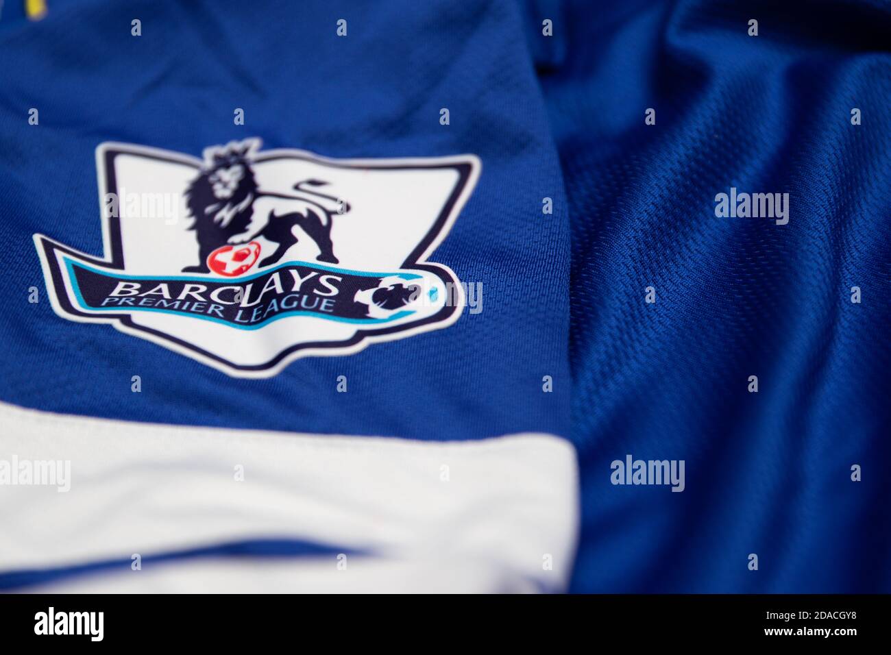 Barclays Premier League Logo mit Löwe und Fußball auf dem Ärmel eines  blauen Everton Fußballtrikots Stockfotografie - Alamy