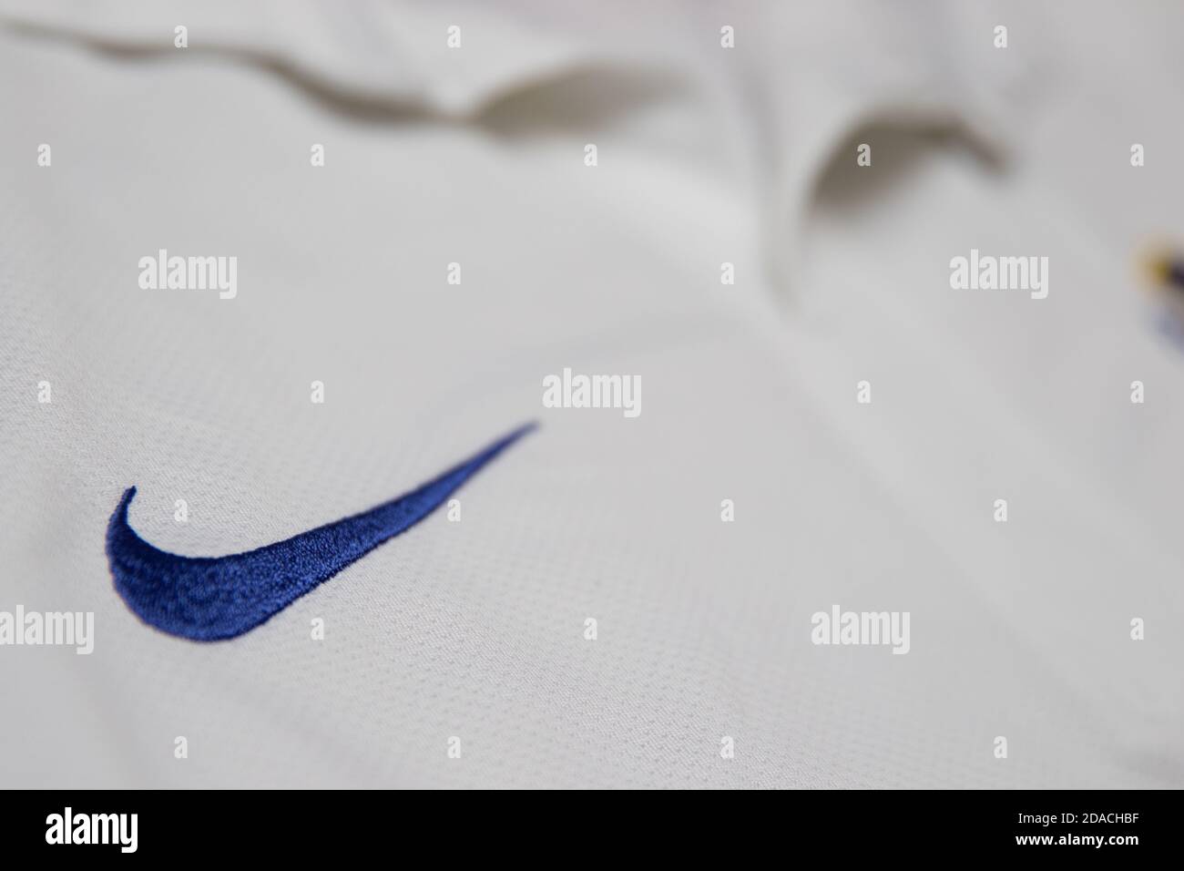 Blaues Nike Logo auf einem weißen Fußballtrikot Stockfoto