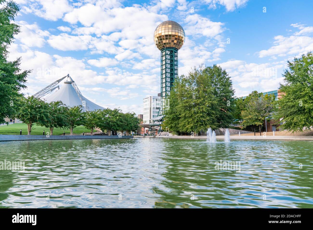 Knoxville, TN - 9. Oktober 2019: Golden Sunsphere im World's Fair Park im Stadtzentrum von Knoxville Stockfoto