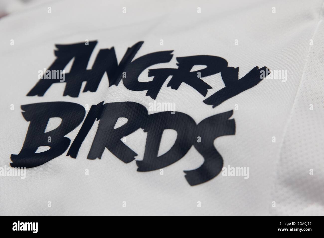 Schwarzes Angry Birds Logo als Ärmelsponsor eines Weißes Everton FC Shirt Stockfoto