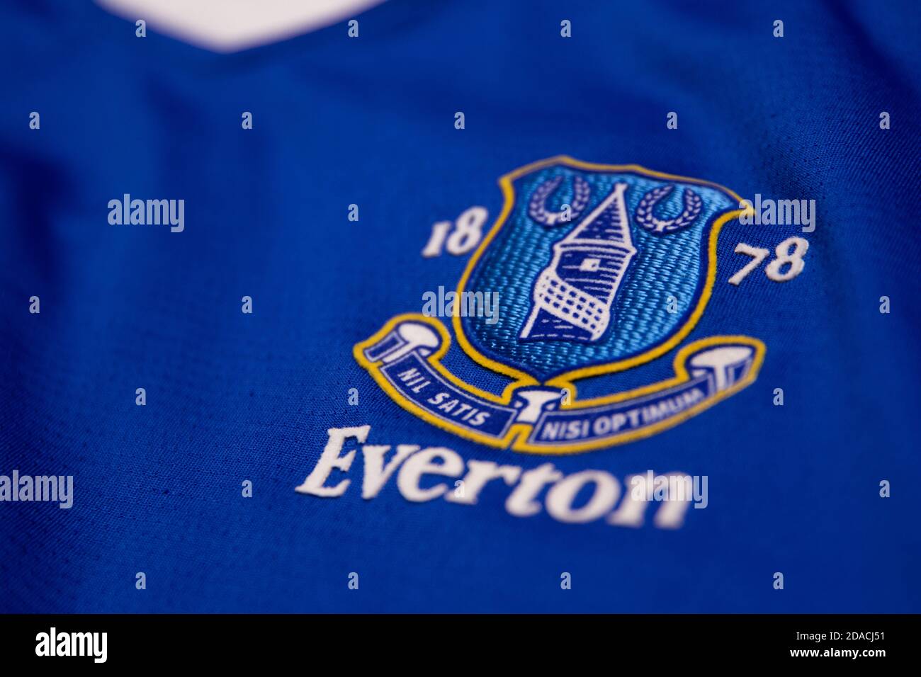 Gesticktes Everton FC-Abzeichen auf einem blauen Shirt Stockfoto