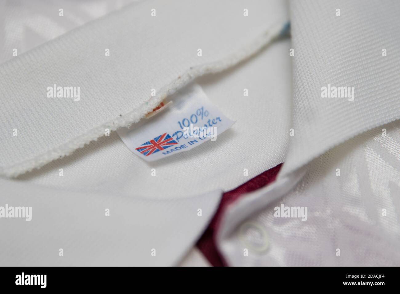 100% Polyester Made in UK Label in einem weißen Sport hemd Stockfoto