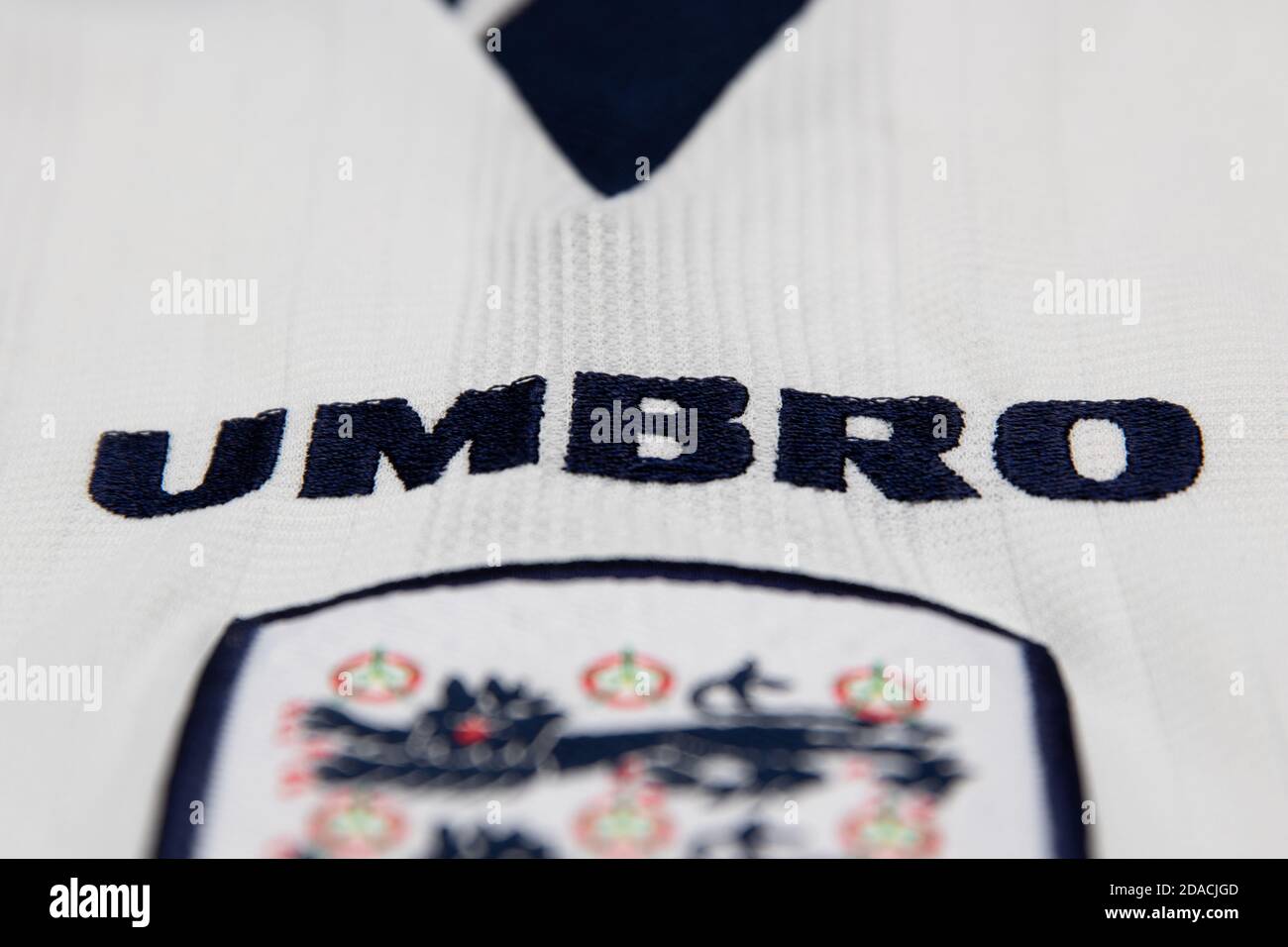 Auffälliger umbro-Text auf der Vorderseite des England Euro 96 Heimtrikot Stockfoto