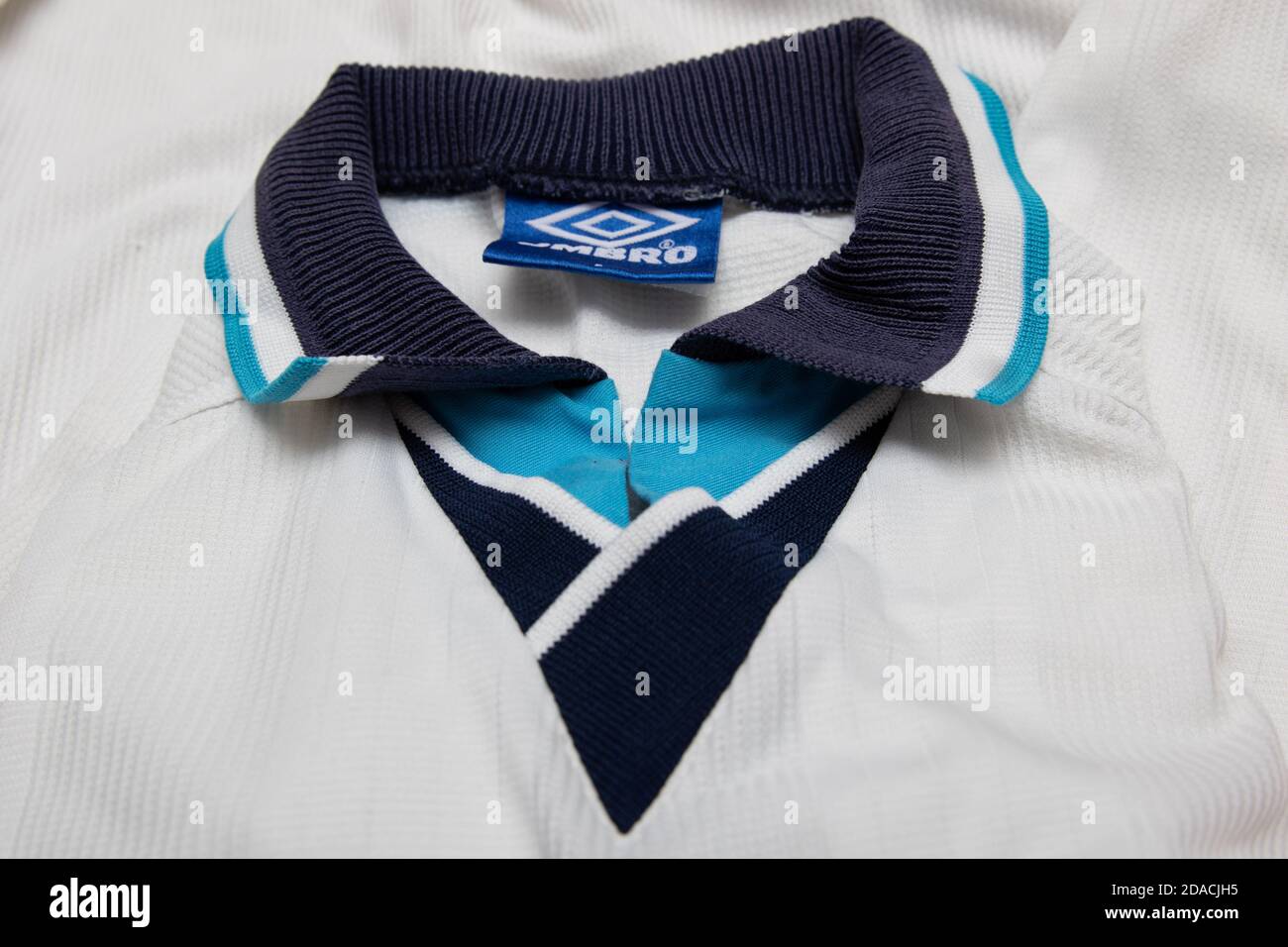 Kragen des England Euro 96 Umbro Heimtrikots Stockfoto
