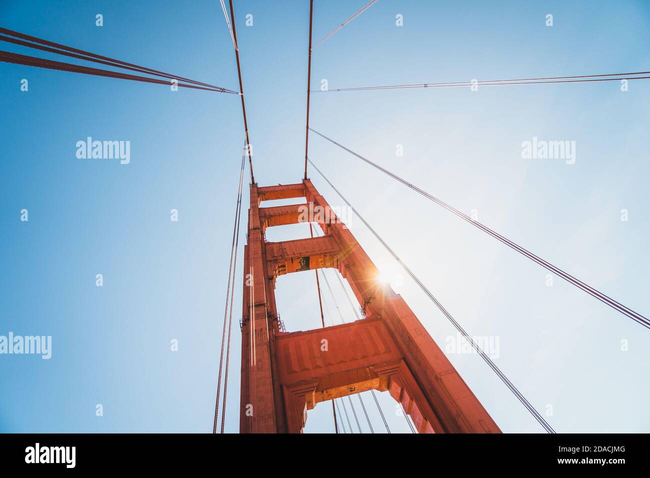 Blick auf die wunderschöne berühmte Golden Gate Bridge in San Francisco, Kalifornien, USA bei Tageslicht Stockfoto
