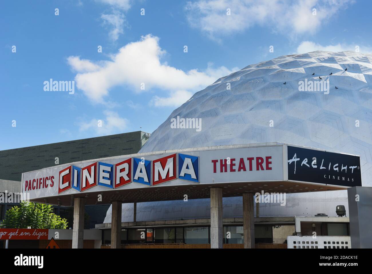 HOLLYWOOD, KALIFORNIEN - 10 NOV 2020: Arclight Hollywood ist ein Multiplex mit 15 Leinwands im legendären Cinerama Dome am Sunset Boulevard. Stockfoto