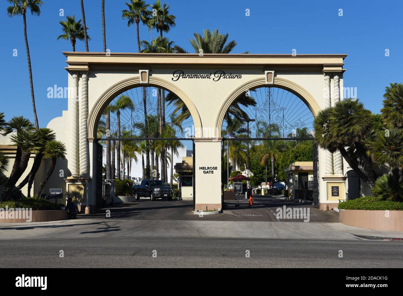 HOLLYWOOD, KALIFORNIEN - 10 NOV 2020: Paramount Pictures ikonisches Tor auf der Melrose Avenue, einem amerikanischen Filmstudio und Tochterunternehmen von ViacomCBS. Stockfoto
