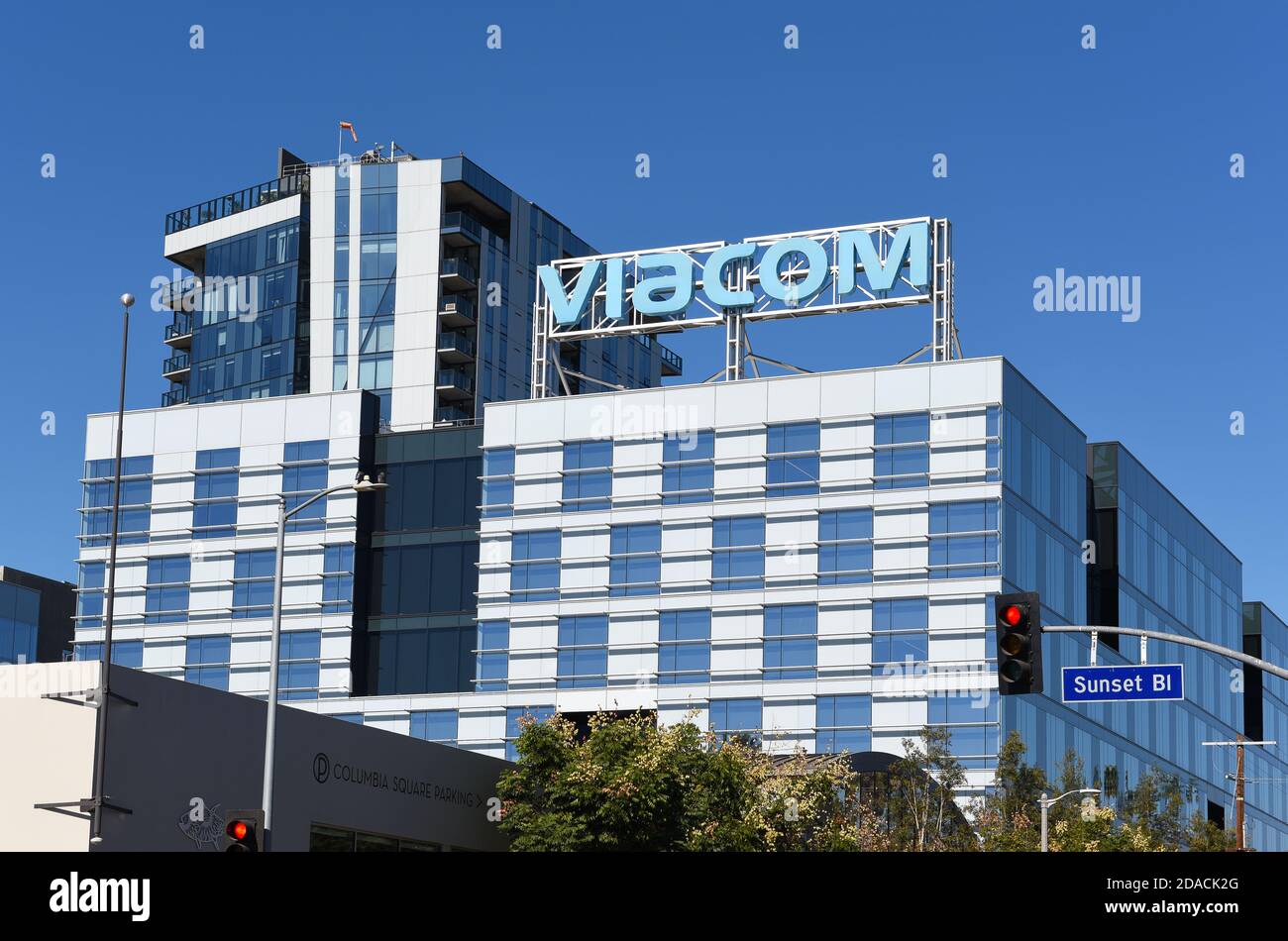 HOLLYWOOD, KALIFORNIEN - 10 NOV 2020: Das VIACOM Headquarters Building auf dem Columbia Square bei Sunset and Gower. Stockfoto