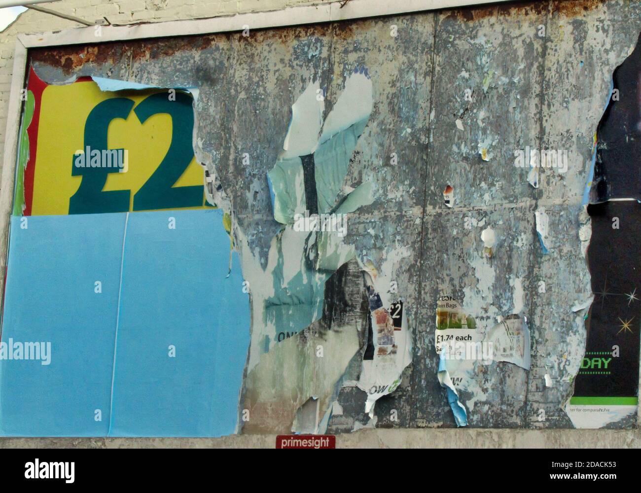 Alte Plakatwand in England zerrissen und stillgesetzt Stockfoto