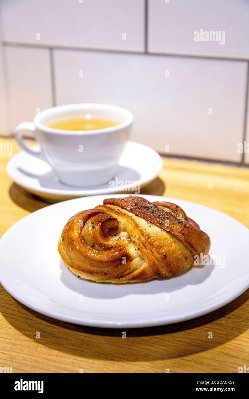 Cardamom-Brötchen und Tee im schwedischen Söderberg Soho Café, London, Großbritannien Stockfoto