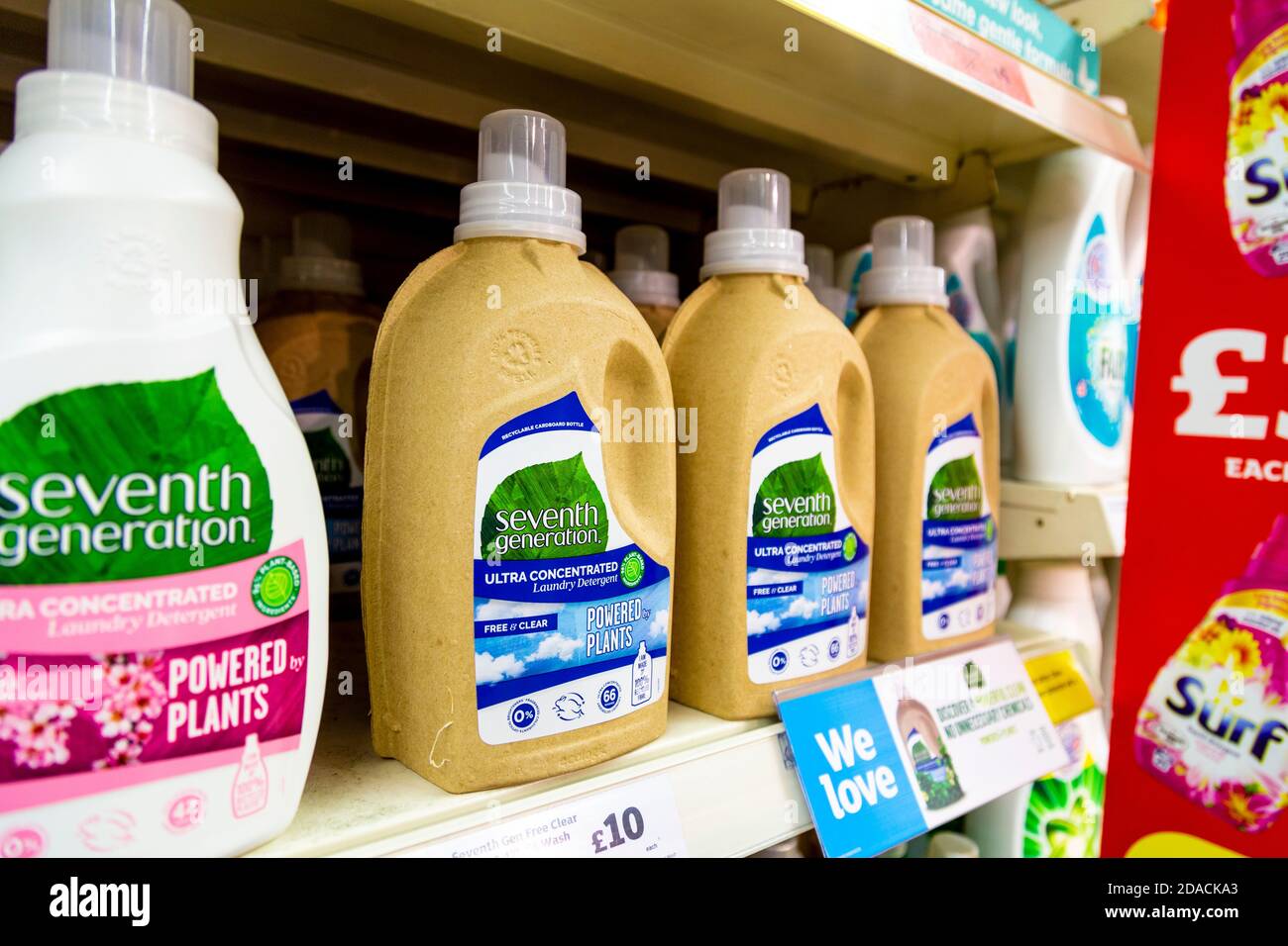 Waschmittel der siebten Generation in Flaschen aus recycelten Fasern im Supermarktregal, London, Großbritannien Stockfoto