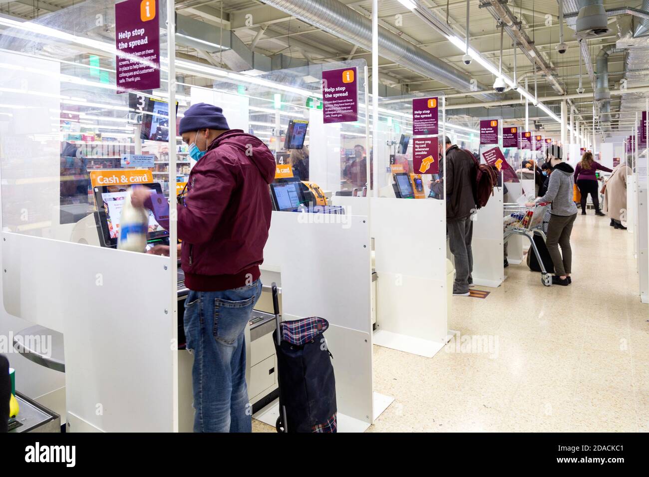 Sicherheitsscreens zwischen den Kassen bei Sainsburys während der Coronavirus-Pandemie, London, Großbritannien Stockfoto