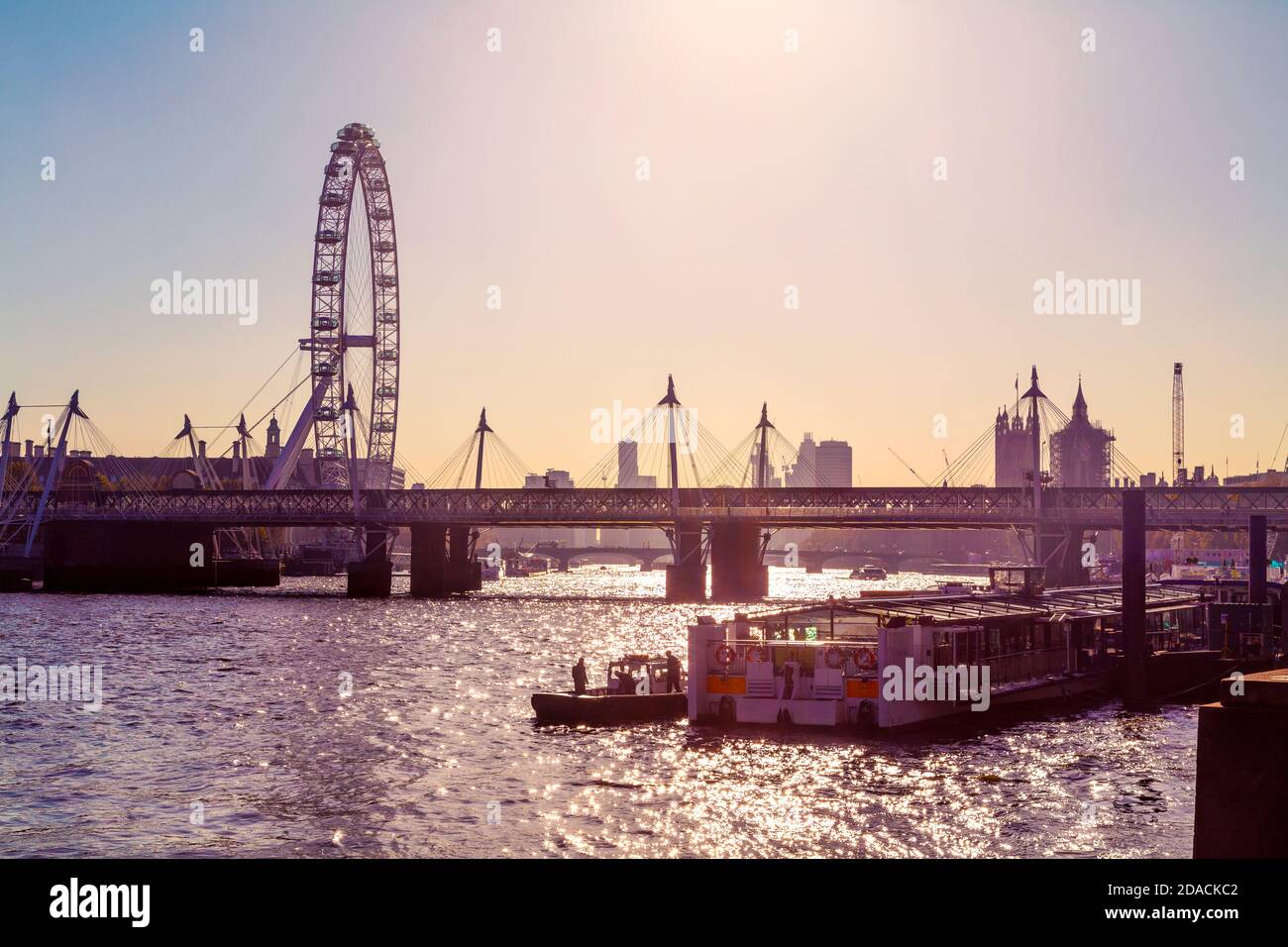 Blick auf das London Eye, die Hungerford Bridge und die Golden Jubilee Bridges sowie die Themse, London, Großbritannien Stockfoto