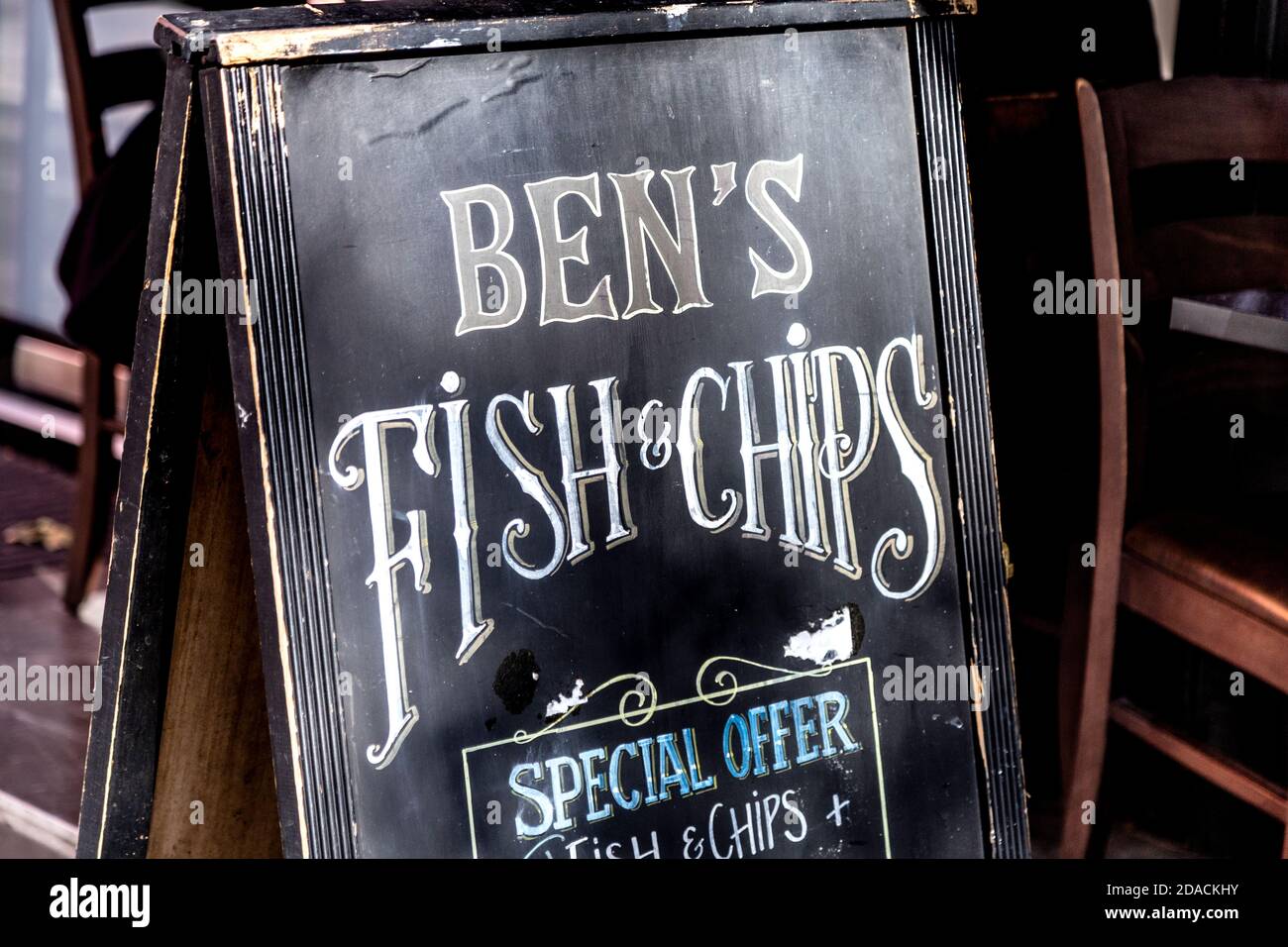 Tafel-Schild für Ben's Fish and Chips in der Nähe von Tottenham Court Road, London, Großbritannien Stockfoto