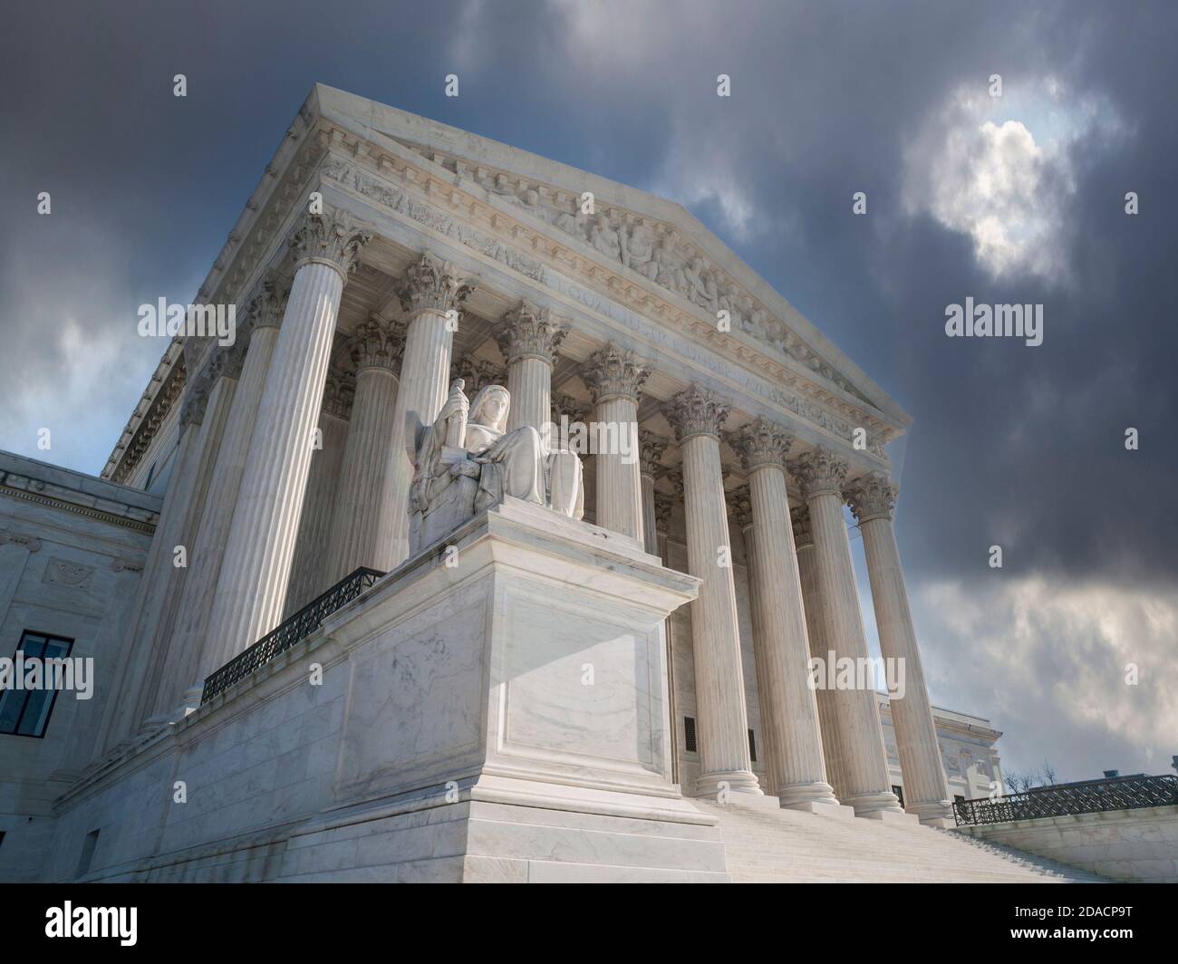 United States Supreme Court Building mit stürmischem Himmel in Washington DC. Stockfoto