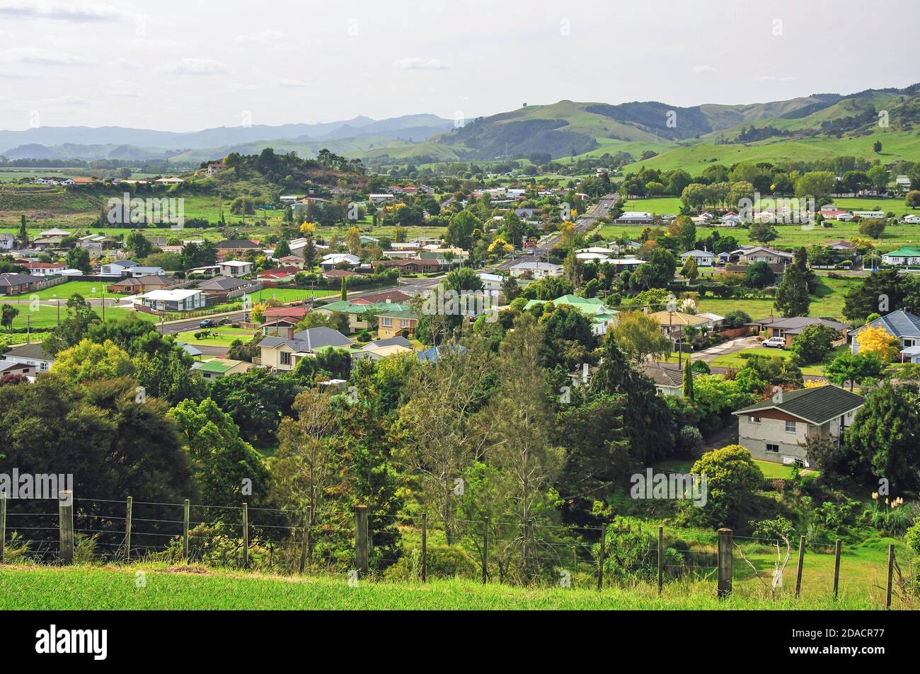 Blick auf die Stadt von Primrose Hill, Paeroa, Region Waikato, Nordinsel, Neuseeland Stockfoto