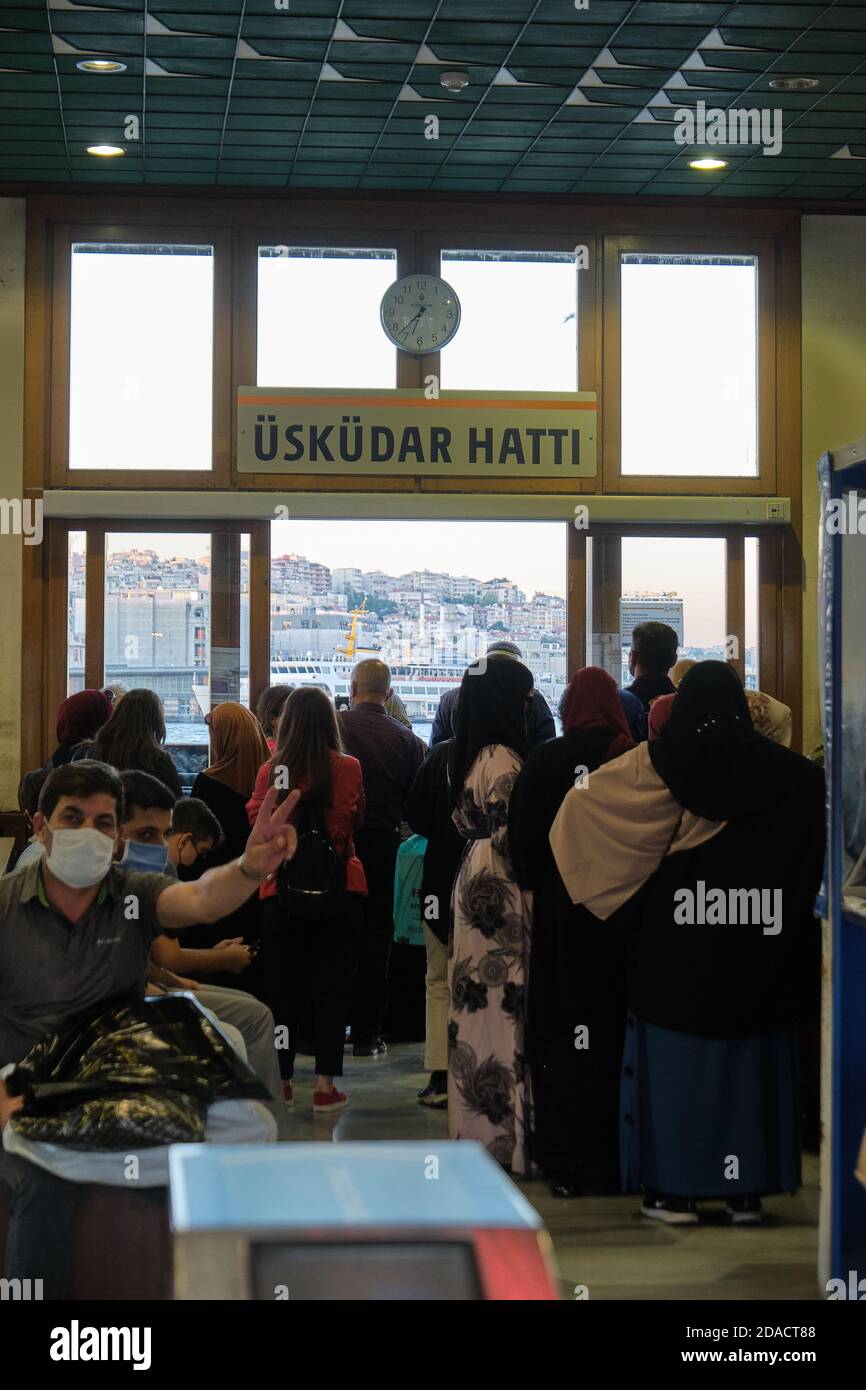 Lokale türkische Öffentlichkeit trägt Gesichtsmasken im Wartesaal des Uskudar Hatti-Tores am Eminonu-Fährenterminal, Istanbul, Türkei Stockfoto